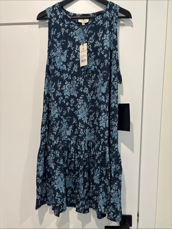 Tuckernuck Dresses & Skirts - Tuckernuck Navy and Light Blue Floral Dress